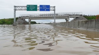 Susasana jalan tol Trans Jawa ruas Ngawi-Kertosono pada KM 603-604 yang terendam banjir di Desa Glonggong, Balerejo, Kabupaten Madiun, Jawa Timur, Kamis (7/3). [ANTARA FOTO/Siswowidodo]