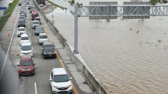 Susasana jalan tol Trans Jawa ruas Ngawi-Kertosono pada KM 603-604 yang terendam banjir di Desa Glonggong, Balerejo, Kabupaten Madiun, Jawa Timur, Kamis (7/3). [ANTARA FOTO/Siswowidodo]