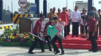 Terobos Paspampres untuk Mengadu, Ibu Ini Pingsan di Hadapan Jokowi