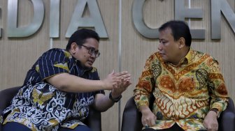 Ketua Bawaslu RI Abhan bersama Anggota Bawaslu Mohammad Afifuddin, Ahmad Badja dan Ratna Dewi memberi penjelasan perkembangan terbaru tentang laporan Bawaslu saat diskusi di kantor Bawaslu, Jakarta, Jumat (8/3). [Suara.com/Oke Atmaja]