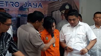 Kasihan, Zul Zivilia Cuma Bisa Lihat Anak dari Kejauhan di Pengadilan