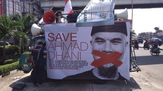 Pakai Baju Serba Hitam, Massa Aksi #SaveAhmadDhani di PT Jakarta