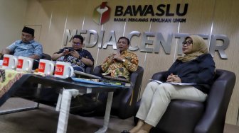 Ketua Bawaslu RI Abhan bersama Anggota Bawaslu Mohammad Afifuddin, Ahmad Badja dan Ratna Dewi memberi penjelasan perkembangan terbaru tentang laporan Bawaslu saat diskusi di kantor Bawaslu, Jakarta, Jumat (8/3). [Suara.com/Oke Atmaja]