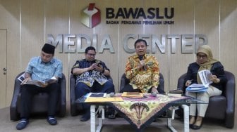 Ketua Bawaslu RI Abhan bersama Anggota Bawaslu Mohammad Afifuddin, Ahmad Badja dan Ratna Dewi memberi penjelasan perkembangan terbaru tentang laporan Bawaslu saat diskusi di kantor Bawaslu, Jakarta, Jumat (8/3). [Suara.com/Oke Atmaja]