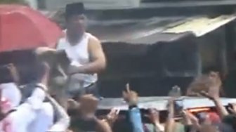 Prabowo Lepas dan Lempar Baju ke Warga, Ini Kata Juru Bicaranya