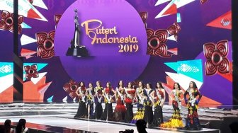 Top 11 Puteri Indonesia 2019 Anggun Kenakan Gaun dari Limbah Bulu Ayam