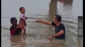 Dramatis, Pengguna Jalan Tol Caruban Selamatkan 2 Bocah Terjebak Banjir