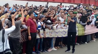 Sambut Jokowi, Warga Palembang Bentangkan Kain Jumputan Sepanjang 1,1 Km