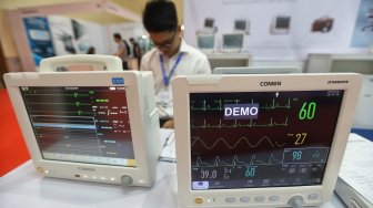 Pengunjung mengamati produk peralatan medis dalam Clinical Medical Equipment Fair (CMEF) Indonesia 2019 di JCC, Senayan, Jakarta, Jumat (8/3). [Suara.com/Muhaimin A Untung]