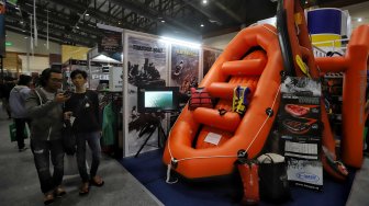 Pengunjung memadati area pameran produk kegiatan luar ruang Indonesia Outdoor Festival (Indofest) 2019 di JCC, Senayan, Jakarta, Jumat (8/3). [Suara.com/Muhaimin A Untung]