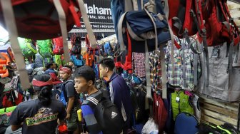 Pengunjung memadati area pameran produk kegiatan luar ruang Indonesia Outdoor Festival (Indofest) 2019 di JCC, Senayan, Jakarta, Jumat (8/3). [Suara.com/Muhaimin A Untung]