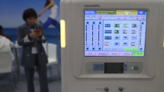 Pengunjung mengamati produk peralatan medis dalam Clinical Medical Equipment Fair (CMEF) Indonesia 2019 di JCC, Senayan, Jakarta, Jumat (8/3). [Suara.com/Muhaimin A Untung]