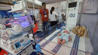 Pengunjung mengamati produk peralatan medis dalam Clinical Medical Equipment Fair (CMEF) Indonesia 2019 di JCC, Senayan, Jakarta, Jumat (8/3). [Suara.com/Muhaimin A Untung]