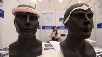 Pengunjung mengamati produk peralatan medis dalam Clinical Medical Equipment Fair (CMEF) Indonesia 2019 di JCC, Senayan, Jakarta, Jumat (8/3). [Suara.com/Muhaimin A Untung]