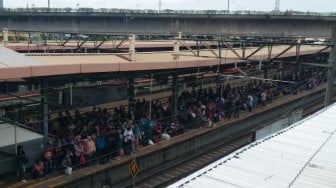 Commuter Line Terguling, Penumpang Menumpuk di Stasiun Tanah Abang