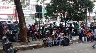 Diturunkan di Stasiun Depok Lama, Penumpang KRL Gunakan Ojol