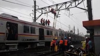 Proses Evakuasi KRL Anjlok di Bogor