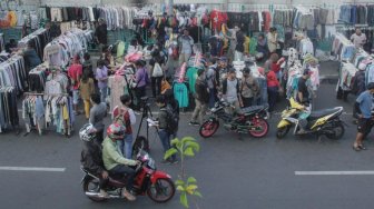 Pedagang menggelar barang dagangannya diatas trotoar dan bahu jalan di kawasan Pasar Senen, Jakarta, Minggu (10/3). [Suara.com/Muhaimin A Untung]