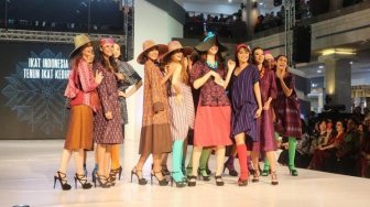 Keanggunan Tenun Ikat Kediri Curi Perhatian di Jogja Fashion Festival 2019