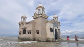 Warga melihat kondisi masjid terapung yang rusak akibat gempa dan gelombang tsunami di Pantai Kampung Lere, Palu, Sulawesi Tengah, Sabtu (9/3). ANTARA FOTO/Mohamad Hamzah