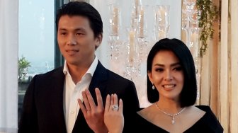 Dipotret Reino Barack, Syahrini Tak Peduli Rambutnya Berantakan