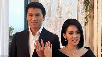 Pamer Foto Akad Nikah, Syahrini - Reino Barack Masih Enggan Dikomentari