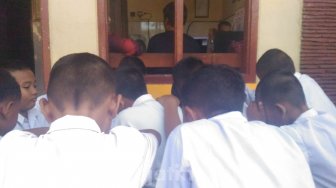 Rambutnya Dicukur Asal-asalan oleh Pak Guru, Puluhan Bocah SD Lapor Polisi