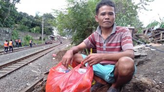 KRL Anjlok di Bogor, Marbot Ini Dapat Berkah dari Sampah Botol Plastik