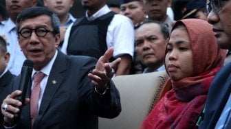 Siti Aisyah memberikan keterangan kepada wartawan saat tiba di Bandara Halim Perdanakusuma, Jakarta, Senin (11/3). [Suara.com/Arief Hermawan P]