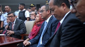 Siti Aisyah memberikan keterangan kepada wartawan saat tiba di Bandara Halim Perdanakusuma, Jakarta, Senin (11/3). [Suara.com/Arief Hermawan P]