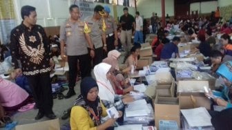 Rejeki Nomplok, Emak-emak Depok Dapat Upah Rp 100 Lipat Surat Suara Pemilu