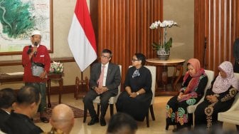 Menteri Luar Negeri Retno Marsudi dan Menteri Hukum dan HAM Yasonna Laoly saat serah terima Siti Aisyah kepada keluarga di Kementerian Luar Negeri, Jakarta, Senin (11/3). [Suara.com/Muhaimin A Untung]