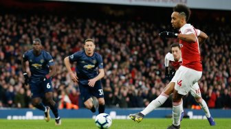 Striker Arsenal Aubameyang mencetak gol kedua dari titik penalti selama pertandingan sepak bola Liga Primer Inggris antara Arsenal melawan Manchester United di Stadion Emirates, London, Inggris, Minggu (10/3). [Ian KINGTON / IKIMAGES / AFP]