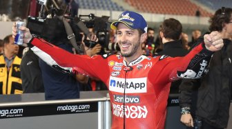 Pebalap Ducati, Andrea Dovizioso merayakan kemenanganya pada MotoGP Qatar di Sirkuit Losail, Qatar, Minggu (10/3). [KARIM JAAFAR / AFP]