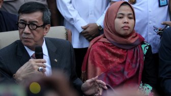 Siti Aisyah memberikan keterangan kepada wartawan saat tiba di Bandara Halim Perdanakusuma, Jakarta, Senin (11/3). [Suara.com/Arief Hermawan P]