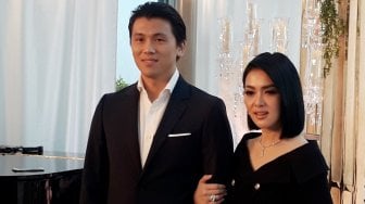 Syahrini dan Reino Barack saat menggelar jumpa pers terkait pernikahanya di Grand Hyatt, Jakarta Pusat, Minggu (10/3). . [Suara.com/Ismail]