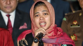 Siti Aisyah memberi keterangan saat serah terima di Kementerian Luar Negeri, Jakarta, Senin (11/3). [Suara.com/Muhaimin A Untung]