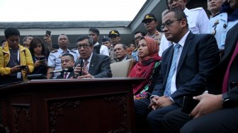 Siti Aisyah memberikan keterangan kepada wartawan saat tiba di Bandara Halim Perdanakusuma, Jakarta, Senin (11/3). [Suara.com/Arief Hermawan P]