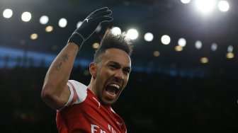 Striker Arsenal Aubameyang merayakan gol kedua mereka dari titik penalti pertandingan sepak bola Liga Primer Inggris antara Arsenal melawan Manchester United di Stadion Emirates, London, Inggris, Minggu (10/3). [Ian KINGTON / IKIMAGES / AFP]