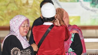 Menteri Luar Negeri Retno Marsudi dan Menteri Hukum dan HAM Yasonna Laoly saat serah terima Siti Aisyah kepada keluarga di Kementerian Luar Negeri, Jakarta, Senin (11/3). [Suara.com/Muhaimin A Untung]