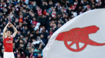 Gelandang Arsenal Granit Xhaka merayakan golnya usai mencetak gol pembuka selama pertandingan sepak bola Liga Primer Inggris antara Arsenal melawan Manchester United di Stadion Emirates, London, Inggris, Minggu (10/3). [Ian KINGTON / IKIMAGES / AFP]