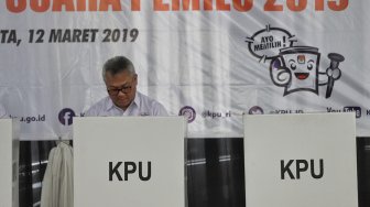 Ketua KPU Arief Budiman bersama anggota memperlihatkan surat saat acara Simulasi Pemungutan dan Perhitungan Suara Pemilu 2019 di Kantor KPU, Selasa (12/3). [Suara.com/Muhaimin A Untung]