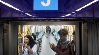 Suasana perjalanan penumpang menggunakan Mass Rapid Transit (MRT) di Stasiun MRT Lebak Bulus di Jakarta, Selasa (12/3). [Suara.com/Arief Hermawan P]  