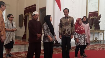 Diundang Jokowi ke Istana, Siti Aisyah Diam saat Ditanya Wartawan