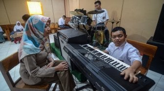 Siswa difabel melaksanakan ujian praktik musik  gamelan di SLBN A Kota Bandung, Jawa Barat, Selasa (12/3).[ANTARA FOTO/Raisan Al Farisi]