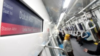 Suasana perjalanan penumpang menggunakan Mass Rapid Transit (MRT) di Stasiun MRT Lebak Bulus di Jakarta, Selasa (12/3). [Suara.com/Arief Hermawan P]  