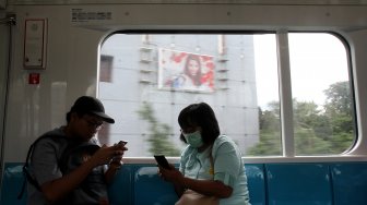 Suasana perjalanan penumpang menggunakan Mass Rapid Transit (MRT) di Stasiun MRT Lebak Bulus di Jakarta, Selasa (12/3). [Suara.com/Arief Hermawan P]  