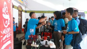 KAI Bagikan 3.750 Cup Kopi Gratis di Stasiun Tawang