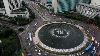 Kendaraan melintas di sekitar Bundaran Hotel Indonesia (HI), Jakarta, Selasa (12/3).  [Suara.com/Arief Hermawan P.]