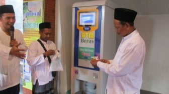 Ada ATM Beras untuk Fakir Miskin di Masjid Kediri, Inspiratif